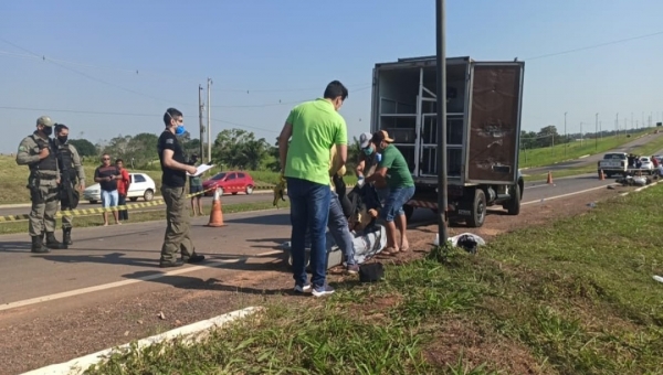 Jovem perde controle da moto ao passar em um buraco na BR-364 e colide contra  poste; ele morreu no local